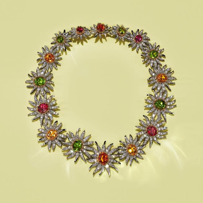 Tiffany重现艺术大师Schlumberger设计的雏菊项炼，主石包括锰铝榴石、黄水晶、帝王托帕石、橄榄石、红碧玺等，约4000万元。（Tiffany & Co.提供）