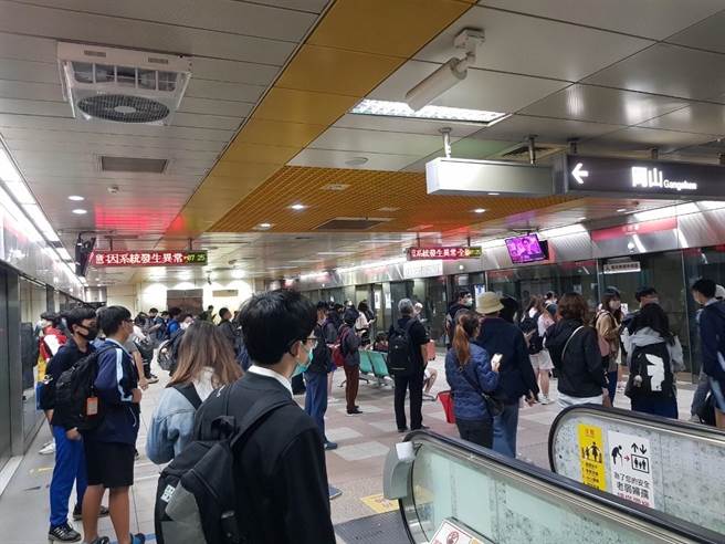 高捷紅橘線今（14）日早上6時25分發生號誌系統異常，全線停駛20分鐘，旅客卡在月台苦等。（高捷提供）