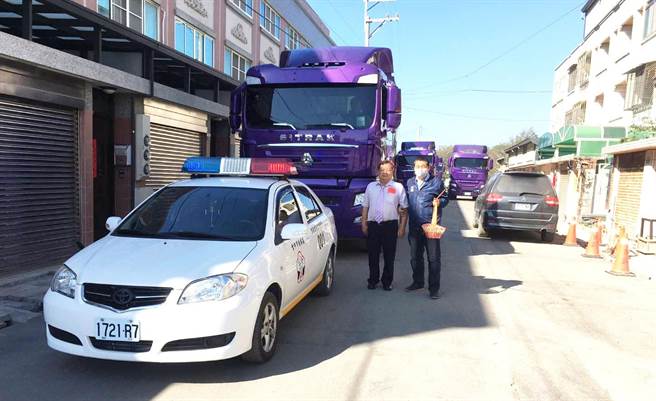 梧栖区顶寮里守望相助队巡逻车为前导车，并由顶寮里长钟金水（右）负责沿路放环保鞭炮报喜。（民眾提供）