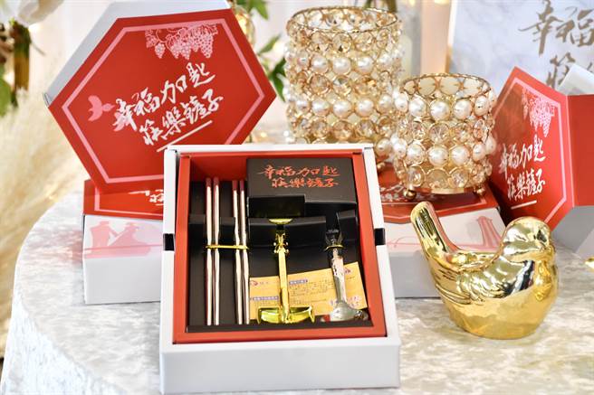 即日起办理结婚登记的彰化县新人，可在各区户政所获赠「幸福加匙‧筷乐铲子」精美礼品组1组。（谢琼云摄）