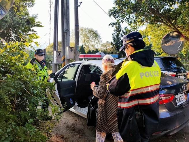 老妇思亲外出迷途警助返家。（警方提供／吕筱蝉桃园传真）