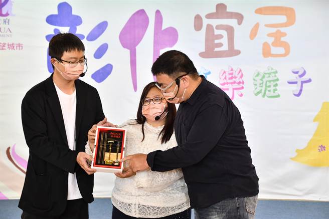 即日起办理结婚登记的彰化县新人，可在各区户政所获赠「幸福加匙‧筷乐铲子」精美礼品组1组。（谢琼云摄）