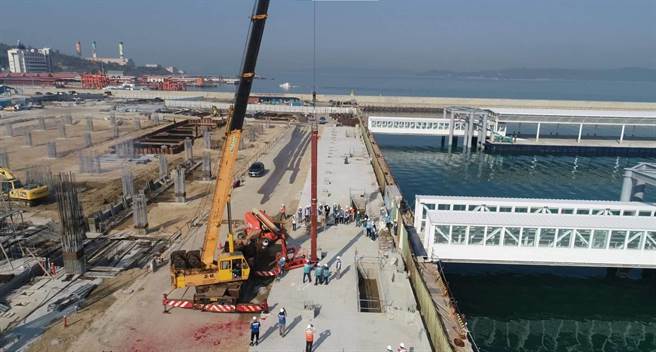 金門水頭港旅服中心工進超前，進行鋼構吊裝施工，宣示工程推進建築本體的全新階段。（金門縣港務處提供）