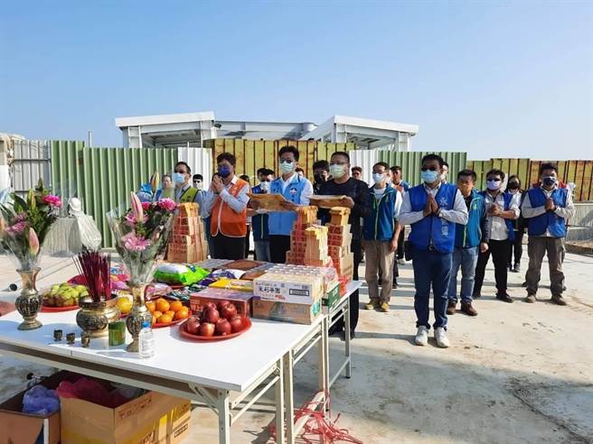 縣港務處長何佩舉偕承商永青營造工程公司曾國進董事長等人帶領施工團隊虔敬焚香，祝禱後續工程圓滿順利。（金門縣港務處提供）