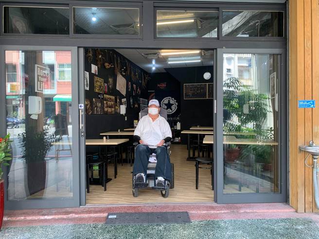 高雄市社會局力促友善環境，方便身障者出入店家與用餐。（高雄市社會局提供／林瑞益高雄傳真）
