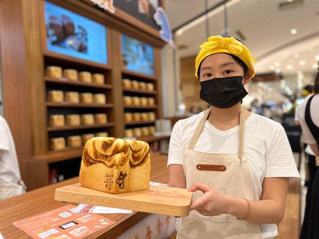 嵜本3／15首賣「跳跳虎」琥珀楓糖生吐司。（柯宗緯攝）