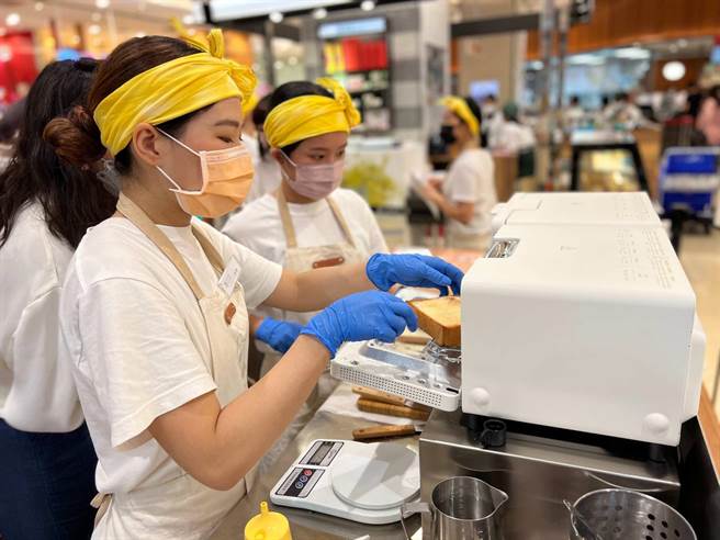 嵜本提供現烤服務。（柯宗緯攝）