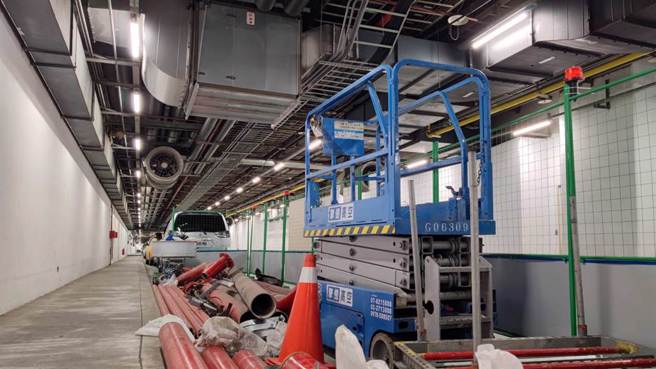 桃園國際機場第二航廈於11日發生部分區域停電事件，當時備援發電機立刻自動啟動供電，維持重要設施正常運作，經緊急搶修及檢測後，於當晚8時42分恢復供電。在14日後續檢查設備時發現，當日停電事件疑為電纜遭人破壞，在現場天花板上還發現油壓剪，桃機公司已向航空警察局報案。（桃園機場記者聯誼會提供）
