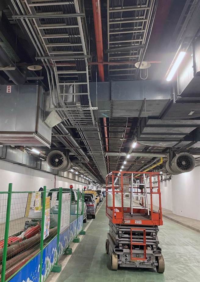 桃園國際機場第二航廈於11日發生部分區域停電事件，當時備援發電機立刻自動啟動供電，維持重要設施正常運作，經緊急搶修及檢測後，於當晚8時42分恢復供電。在14日後續檢查設備時發現，當日停電事件疑為電纜遭人破壞，在現場天花板上還發現油壓剪，桃機公司已向航空警察局報案。（桃園機場記者聯誼會提供）
