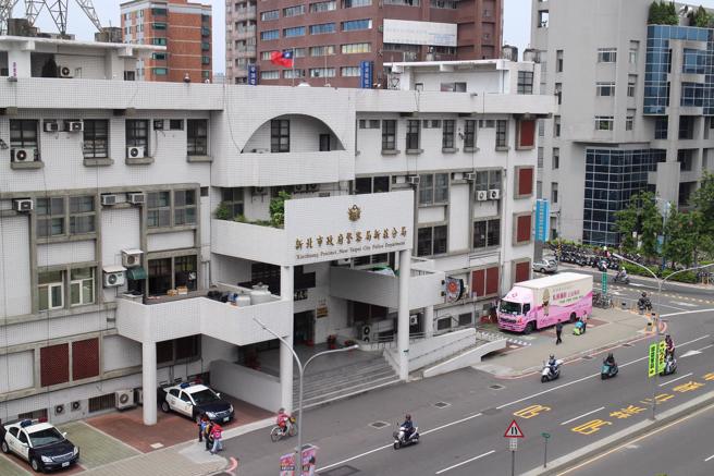 新莊副分局長因騎公務車載老婆玩陽明山超速被拍後，再爆出開偵防車載老婆去台東玩。（翻攝自臉書新莊警好讚）