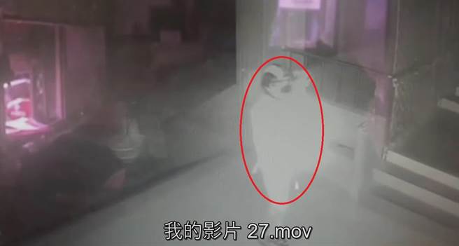 一名头戴安全帽的窃嫌（红圈处）潜入九曲国小，剪走3条共约150公尺的电缆线。（翻摄照片／林瑞益高雄传真）