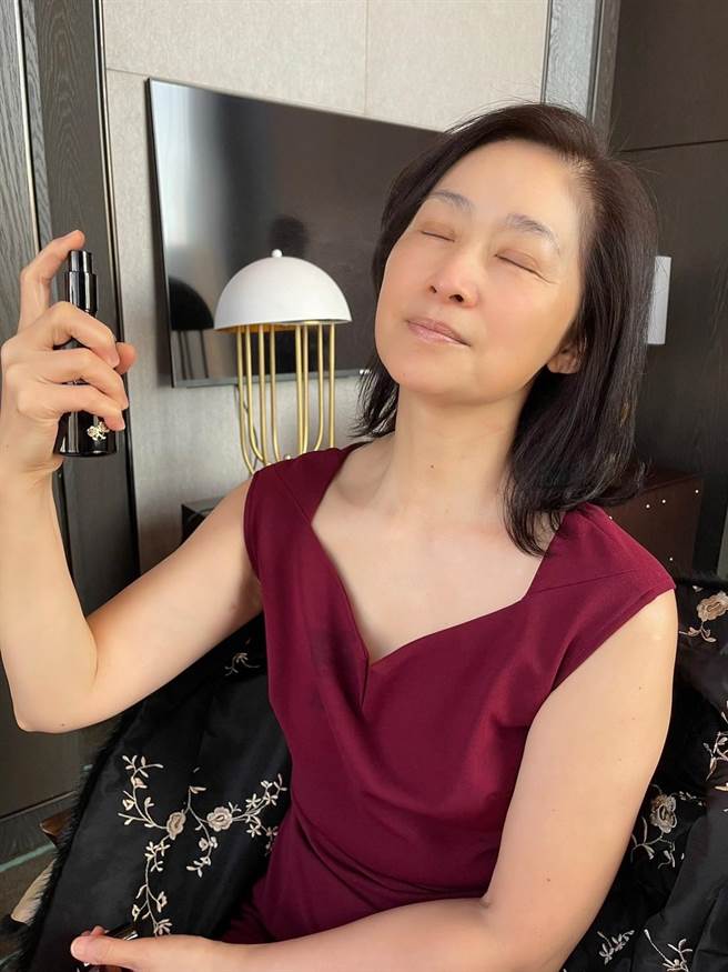 刘瑞琪透露她的不老秘诀，首先就是要长期保持身心的愉悦，还有要使用纯天然、有机的精油来保养及照顾身心灵。（柯宗纬翻摄）