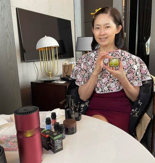 刘瑞琪因本身有甲状腺机能亢进的问题，因此她挑选保养品更是相当慎重，她推荐来自澳洲有机草本品牌Bonnie House的天然有机精油。（柯宗纬翻摄）