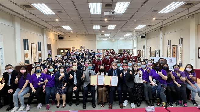 台南市敏惠医护管理专科学校14日和精英国际教育集团签订产学合作备忘錄。（敏惠医护管理专科学校提供／张毓翎台南传真）