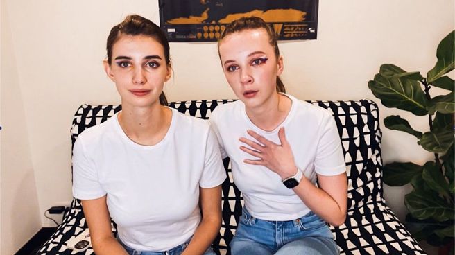 烏克蘭正妹林佳娜（左）與俄羅斯辣模Sasha柯愛莉（右）一同為和平請命。（圖／取自Sasha柯愛莉IG）