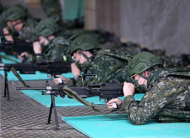 「新制14天」教育召集训练被喻为「史上最硬教召」，后备军人们进行M249班用机枪射击预习。（黄世麒摄）