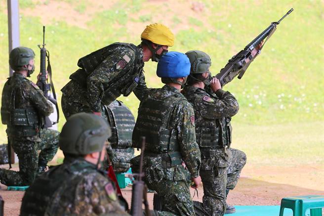 「新制14天」教育召集训练被喻为「史上最硬教召」，1名后备军人结束65K2步枪实弹射击后，高举枪枝检查药室内有无子弹。（黄世麒摄）