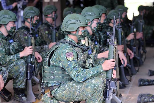 「新制14天」教育召集训练被喻为「史上最硬教召」，后备军人们手持65K2步枪，等候进行射击预习。（黄世麒摄）