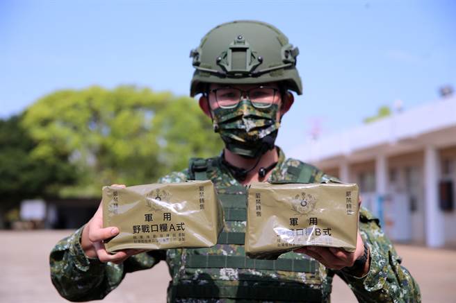 野战口粮有A、B两式，内容有能量饮、饼乾、糖果、肉乾、果乾、发泡锭等。（黄世麒摄）