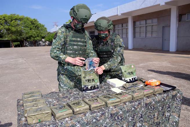 军方示范新式「野战加热式餐盒」使用方式，内含加热包、水、米饭、主食，仅需加热10到15分钟左右即可食用，加热的最高温度达摄氏90度，不必生火烹煮。（黄世麒摄）