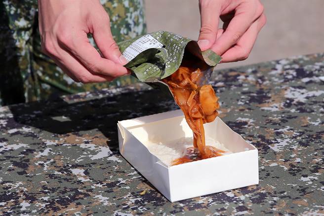 新式「野战加热式餐盒」提供多样口味让召员选择，包含印度风咖哩牛肉及鸡肉、蘑菇香煎猪肉排、罗汉蔬烩什锦等，也提供素食，口味相当多元。（黄世麒摄）