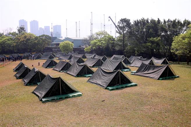 军方将射击及宿营两项课目相互结合，并在靶场内搭帐野宿，后备军人野营用的军用帐篷分内外帐，搭设在塑胶栈板上，附有灯具，除睡袋外还有充气软垫，确保睡眠舒适。（黄世麒摄）