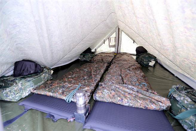 军方将射击及宿营两项课目相互结合，并在靶场内搭帐野宿，后备军人野营用的军用帐篷分内外帐，搭设在塑胶栈板上，附有灯具，除睡袋外还有充气软垫，确保睡眠舒适。（黄世麒摄）