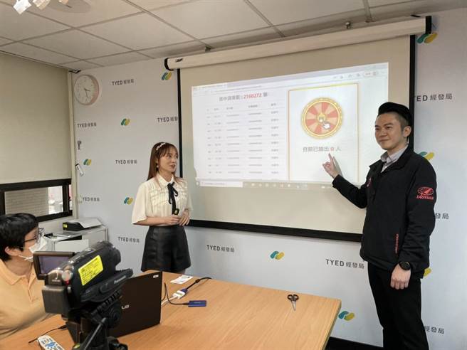 桃园市经发局推出加码版「桃园好市乘双券」，总计216万人抢1万份「200元五倍券换2000元好市券」，经发局长郭裕信（右）14日抽出1万名幸运儿。（蔡依珍摄）