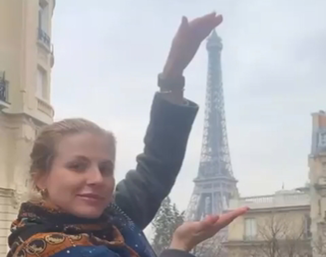 开头是一位女子正在跟身后的巴黎经典地标艾菲尔铁塔(Eiffel Tower)合照。(图/截自乌克兰国防部@DefenceU推特)