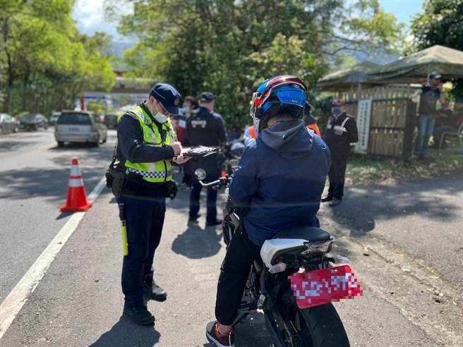 根據新北市警察局交通大隊統計，2021年交通違規開單件數達239萬596件，約44％民眾檢舉、56％為警方取締。（新北市警察局提供／葉書宏新北傳真）