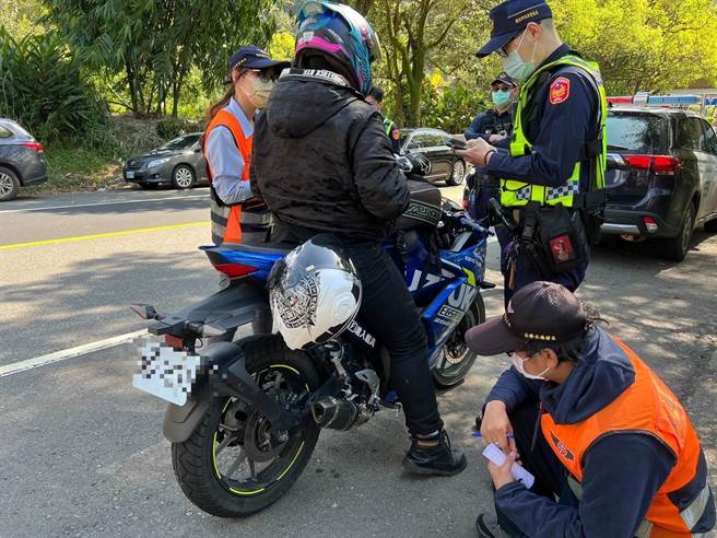 根據新北市警察局交通大隊統計，2021年交通違規開單件數達239萬596件，約44％民眾檢舉、56％為警方取締。（新北市警察局提供／葉書宏新北傳真）