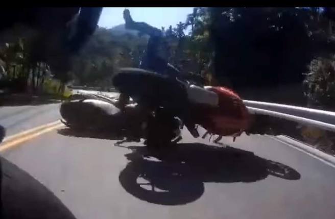 台3线普通重机过弯失控，一次击落对向3辆重机。（截自脸书社团《重机车友 ❘ 各区路况、天气回报中心》影片）