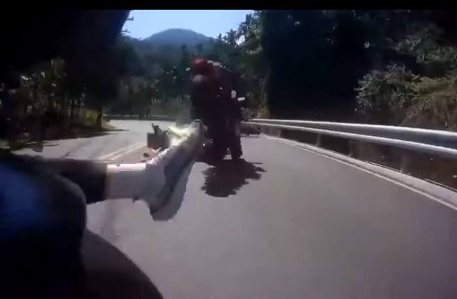 机车骑士外抛过程彷佛使出「扫堂腿」。（截自脸书《重机车友 ❘ 各区路况、天气回报中心》影片）