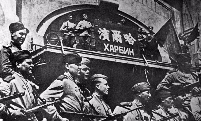 苏联百万红军分三路向中国东北境内的日本关东军展开进攻。短短几天之内﹐苏联红军几乎全部突破日军筑垒地域﹐从正面越过国境线﹐进入中国东北地区﹐日本关东军被迫投降。   图为挺进到中国哈尔滨的苏联红军。（新华社）