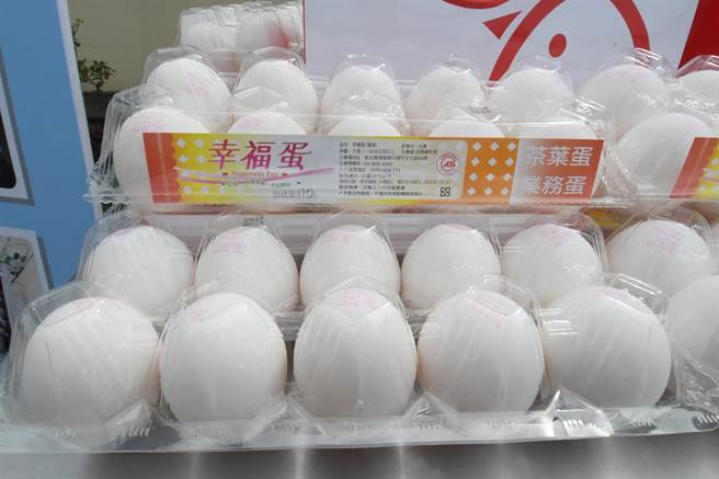 雞蛋飼養成本節節升高，中央補貼機制即將到期，產地收購價卻未如實反應成本，引發蛋農反彈。白蛋市場零售價格大亂，盒裝洗選蛋也跟著漲價漲到每盒60元以上。（資料照，謝瓊雲攝）