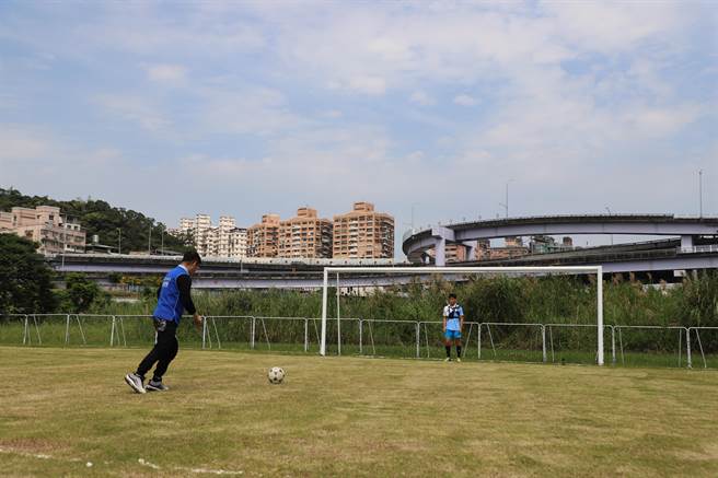 新北市议员刘哲彰争取于新店阳光运动公园下方的大草坪增设标准的11人制足球场。（刘哲彰服务处提供）