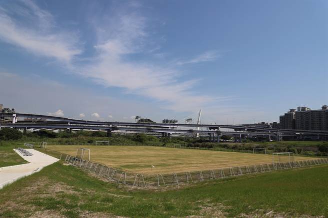 新北市议员刘哲彰争取于新店阳光运动公园下方的大草坪增设标准的11人制足球场。（刘哲彰服务处提供）