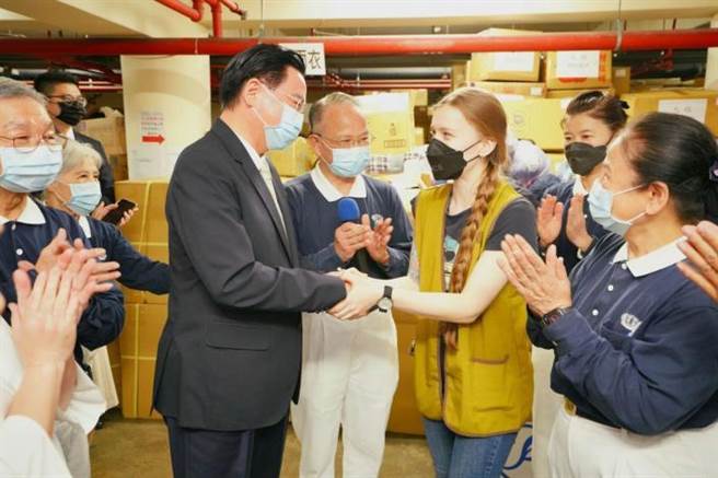 外交部長吳釗燮向協助整理援助烏克蘭物資的志工致意及表達感謝(外交部提供)