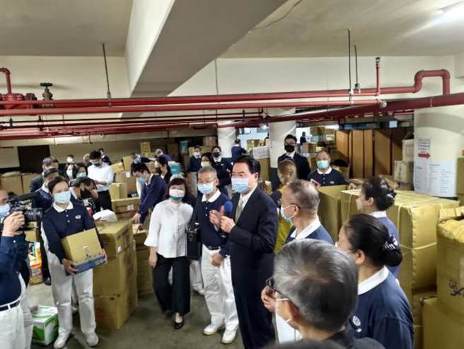 外交部長吳釗燮向協助整理援助烏克蘭物資的志工致意及表達感謝(外交部提供)