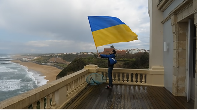 其中一名入侵者哈夫纳(Pierre Haffner)更在脸书上晒出自己攻占阳台的照片，宣布已经将门锁给换了。(图/截自Russia Today YouTube)