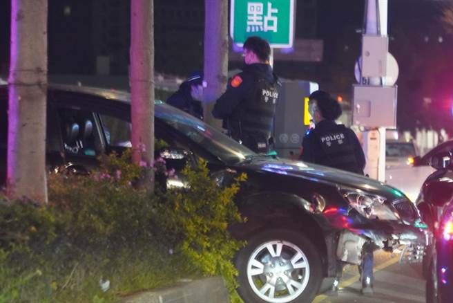 男拦查不停还危险驾驶，自撞卡在分隔岛才停下。(蔡依珍摄)