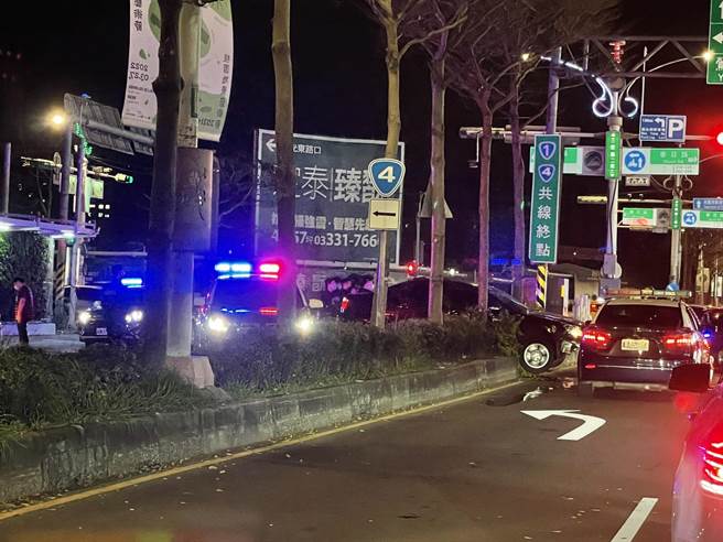 男拦查不停还危险驾驶，自撞卡在分隔岛才停下。(蔡依珍摄)