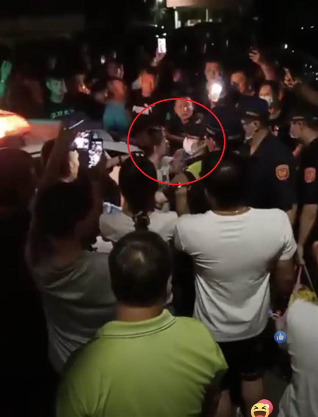 苏大妈被赶出拱天宫香客大楼，因不配合警方盘查被带回派出所。（报系资料照）
