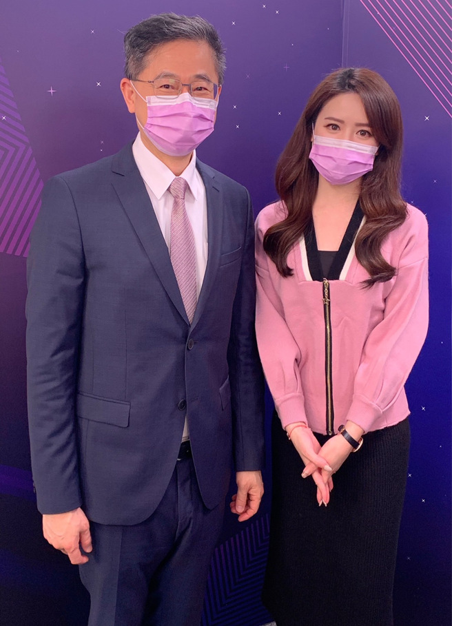 台湾运彩总经理林博泰(左)上时来运转节目，与主持人尉迟佩玉(右)谈运彩眉角。(林胜发摄)