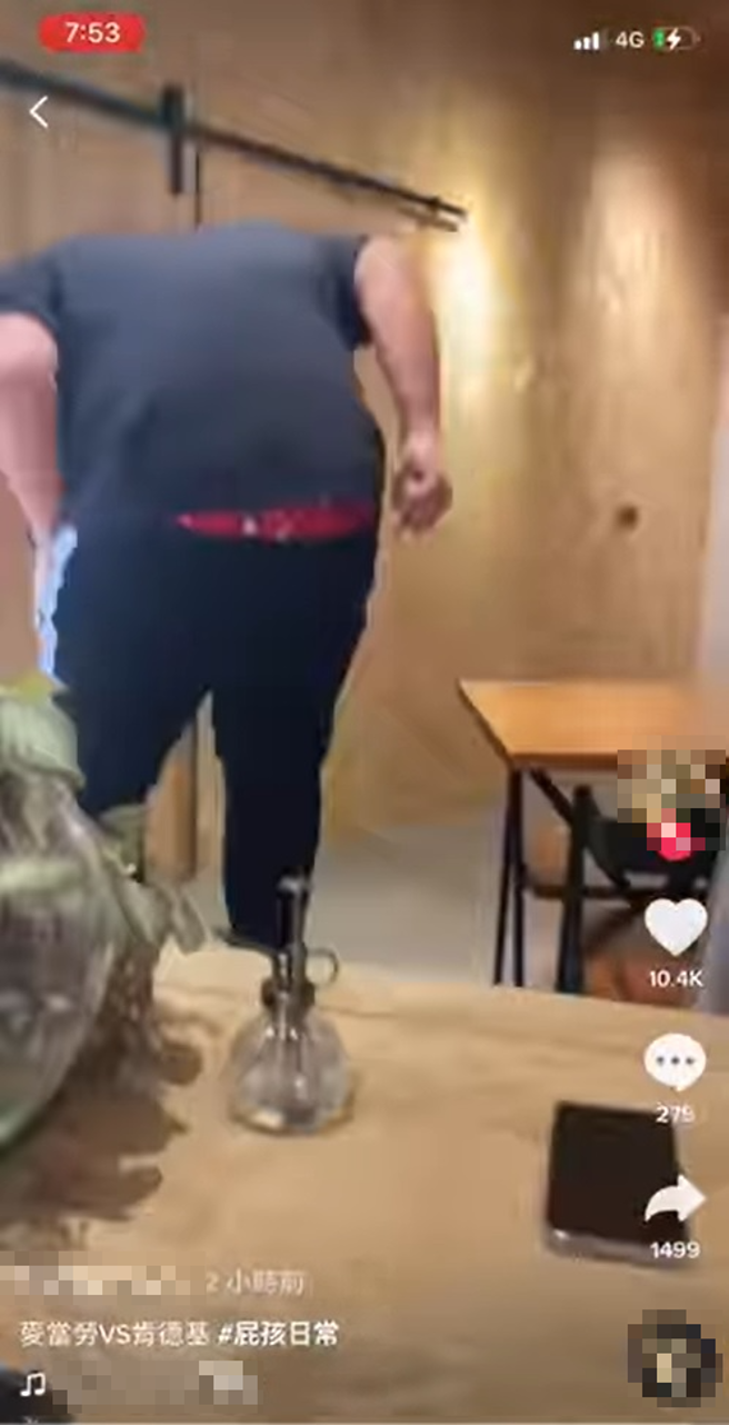 有名男子开启扩音功能个别打给麦当劳、肯德基恶搞后，开心的屋内乱跳。（翻摄自脸书爆废公社）