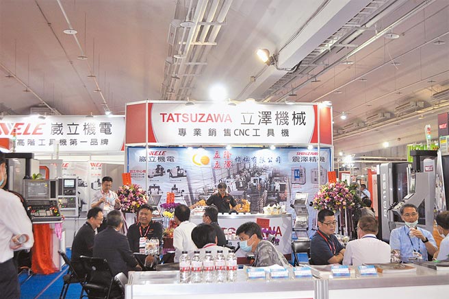 台南地区最大的自动化机械暨智慧制造展，年年增加的工具机数量与厂商接洽参观热络，充分展现南部地区产业界产线升级与自动化需求。图／郭文正