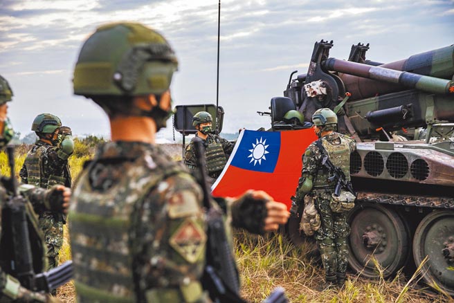 军方透露，为加强防卫，陆军每天派遣15个连进行全岛战备侦巡，图为陆军炮兵于1月3日执行M110A2自走炮战备侦巡任务。（军闻社）