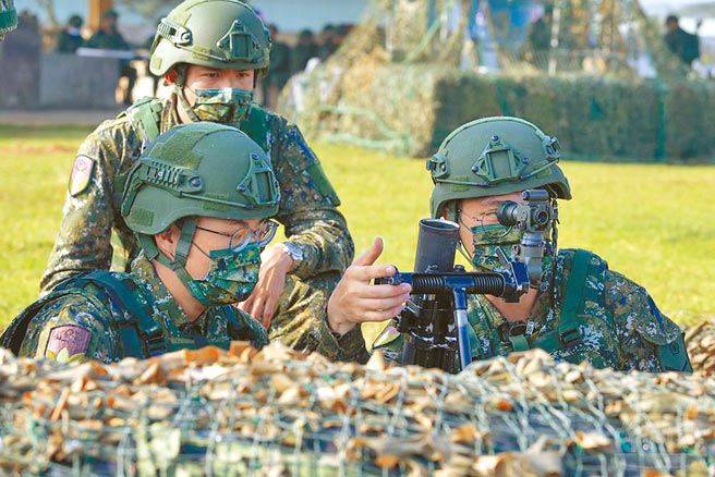 陆军第六军团步兵第206旅「新制14天教育召集训练」迈入第9天，召员实施「60迫炮训练模拟弹射击」，透过实地操作，提升后备部队临战能力。（军闻社）