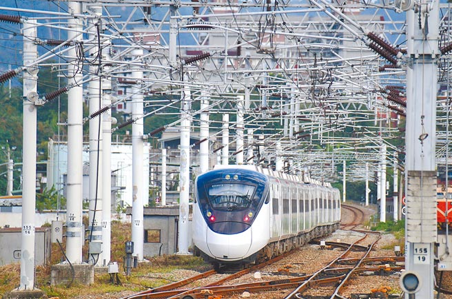台铁购入的EMU3000型城际列车，不输高铁，成为台铁营运一大亮点。（本报资料照片）