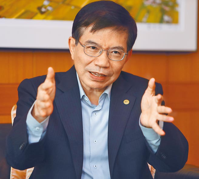 针对台铁公司化，交通部长王国材接受本报专访时表示，修法打通台铁资产活化与铁道观光任督二脉，让台铁资产营运，不再受限地方政府。（季志翔摄）